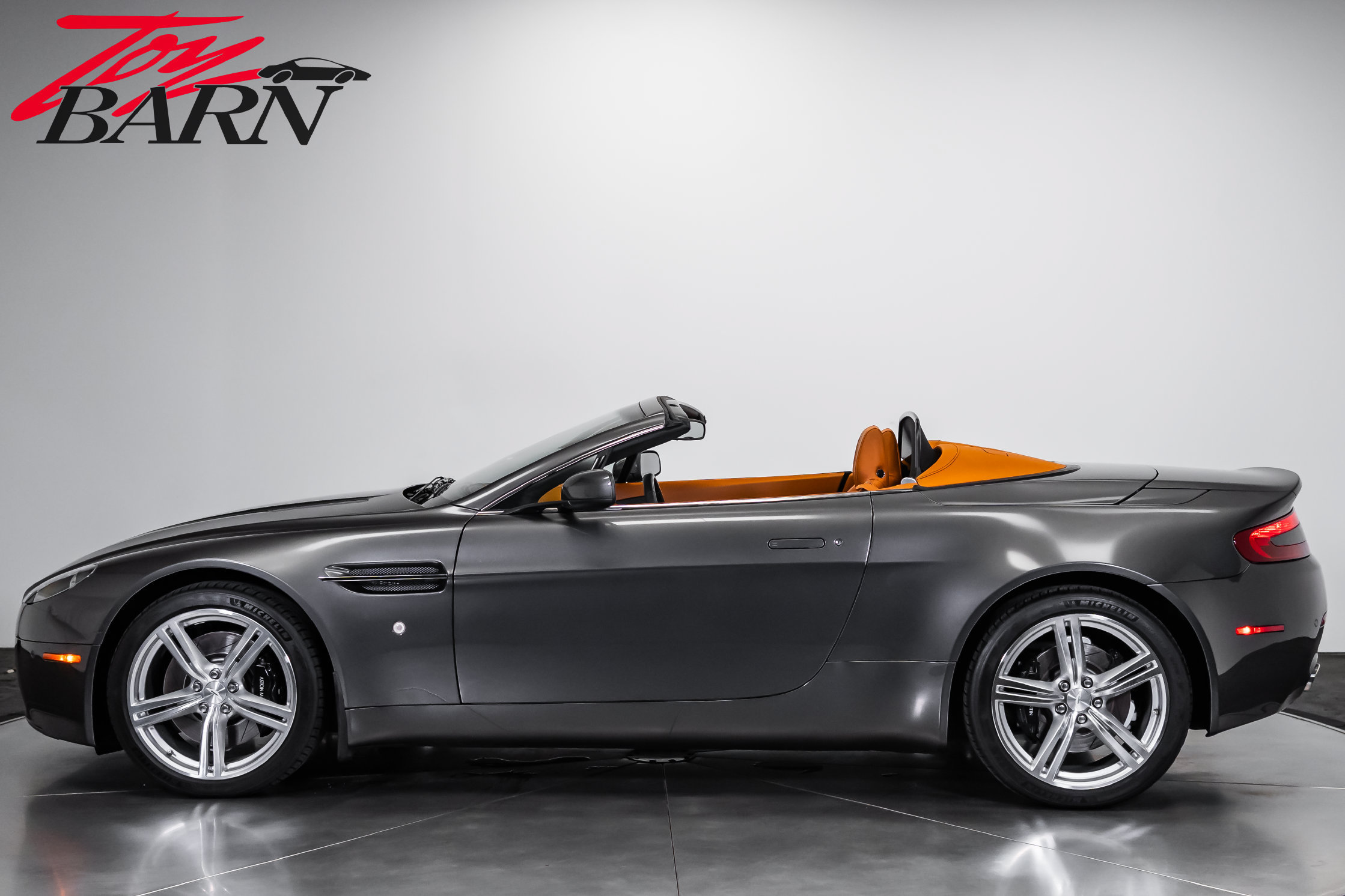Used 2009 Aston Martin V8 Vantage Roadster RWD image 2