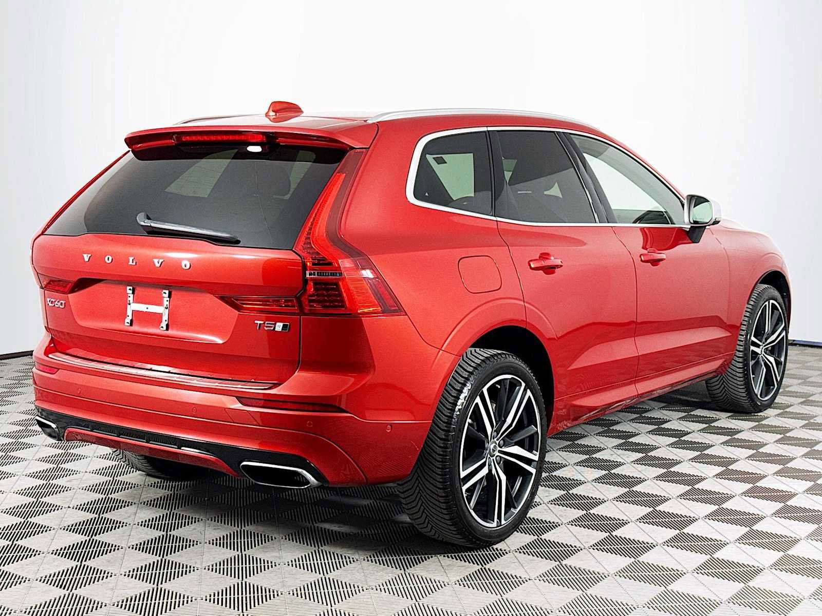 Used 2019 Volvo XC60 T5 R-Design w/ Protection Package Premier image 5