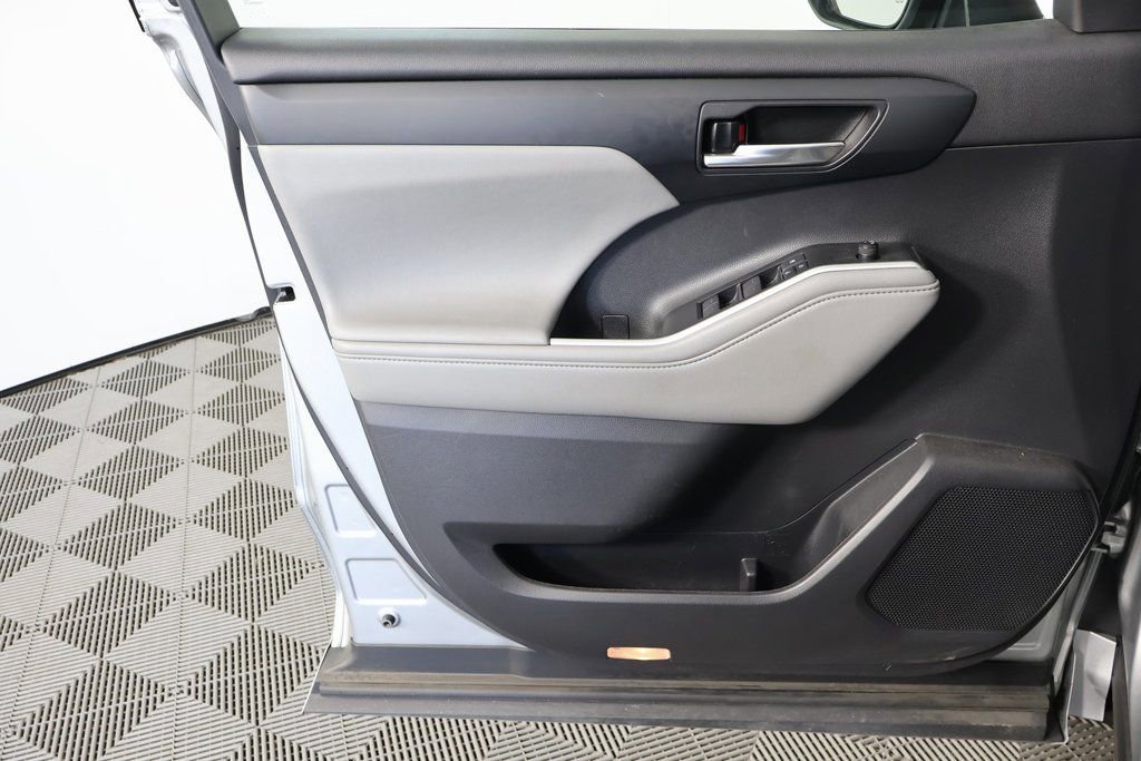 Used 2021 Toyota Highlander XLE image 10