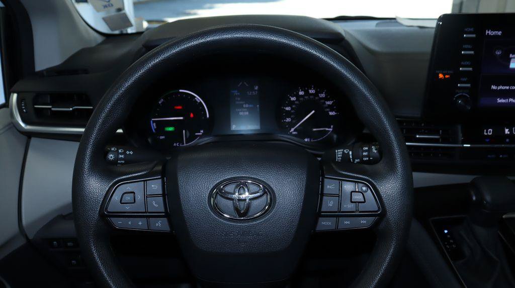 Used 2024 Toyota Sienna LE AWD/4WD image 18