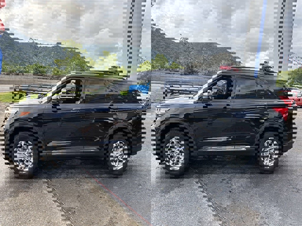 Used 2022 Ford Explorer XLT w/ Equipment Group 202A image 8