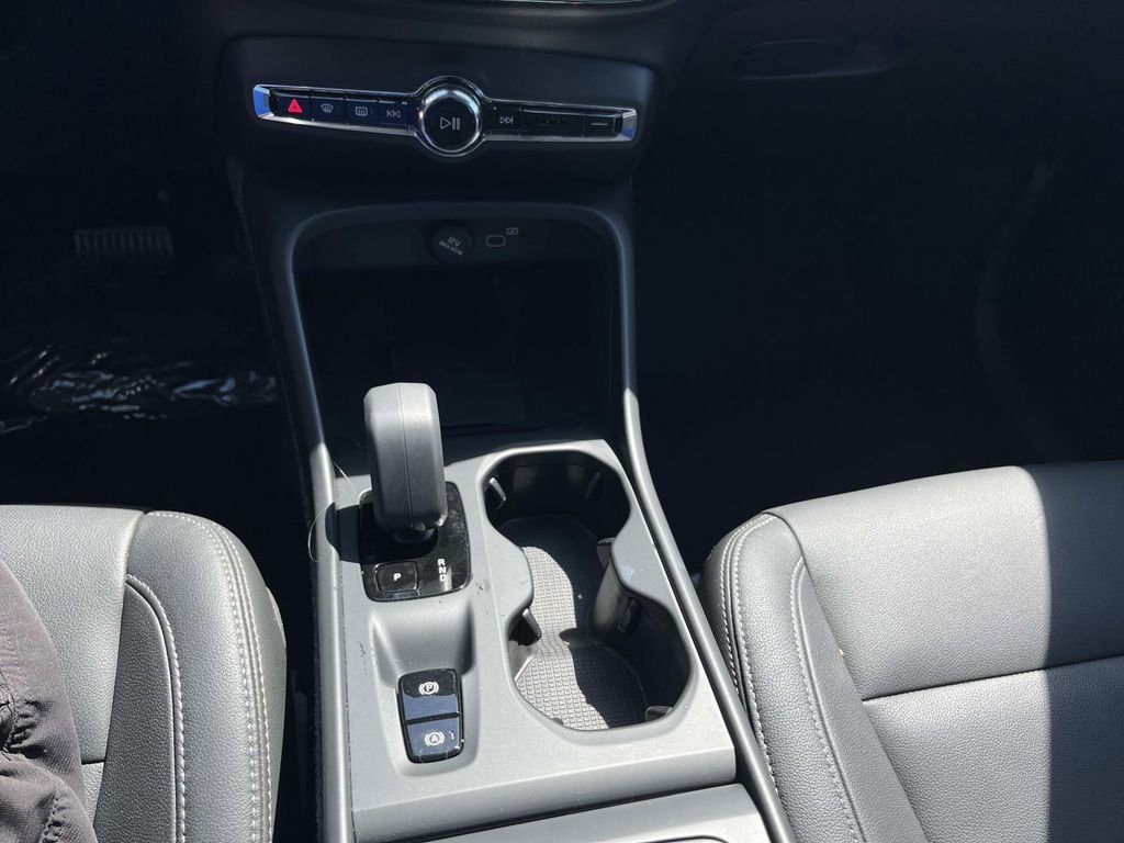 Certified 2025 Volvo XC40 B5 Core w/ Protection Package Premier image 35