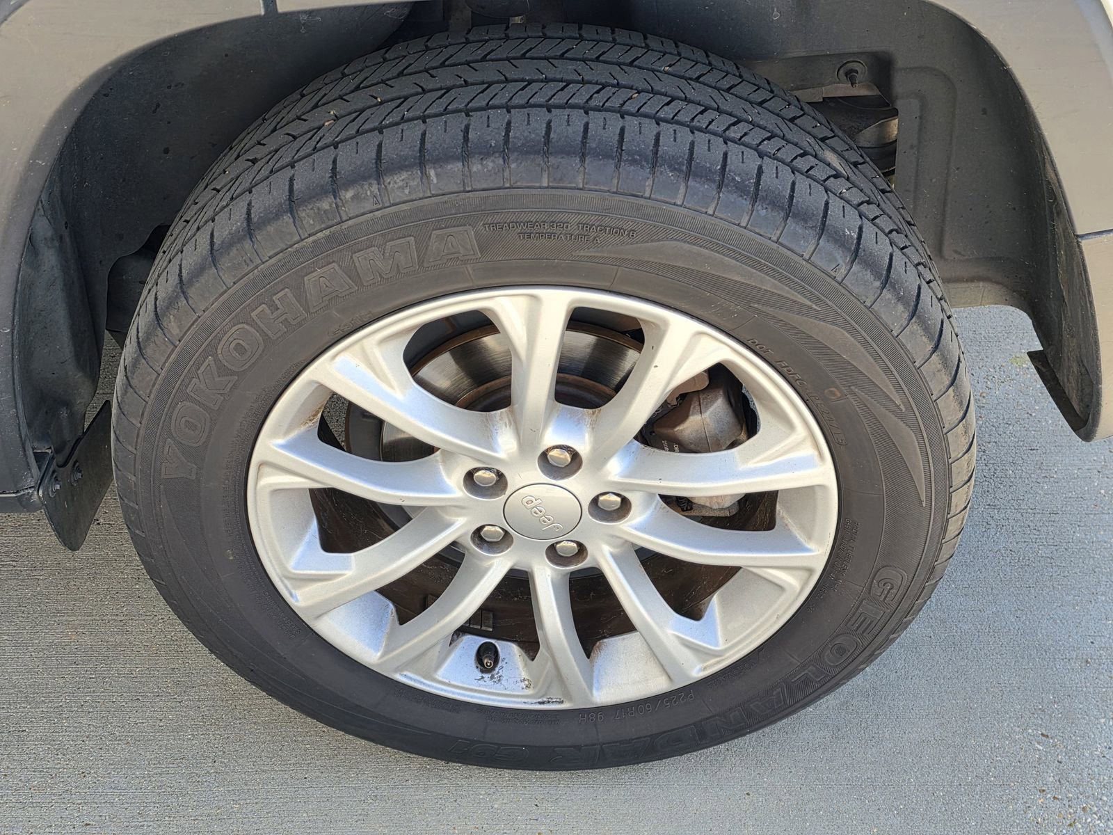 Used 2021 Jeep Cherokee Latitude w/ Mopar Interior Package image 12