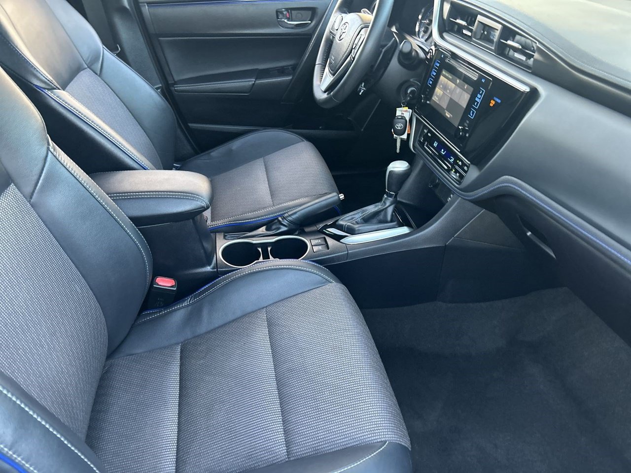 Used 2018 Toyota Corolla SE w/ Carpet Mat Package (TMS) FWD image 9