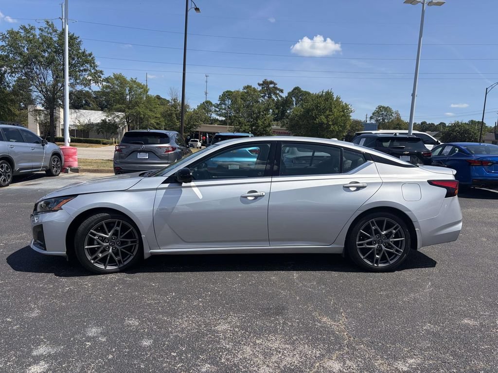 Used 2024 Nissan Altima 2.0 SR FWD image 6