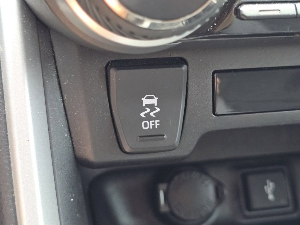 Used 2020 Toyota RAV4 XLE FWD image 7