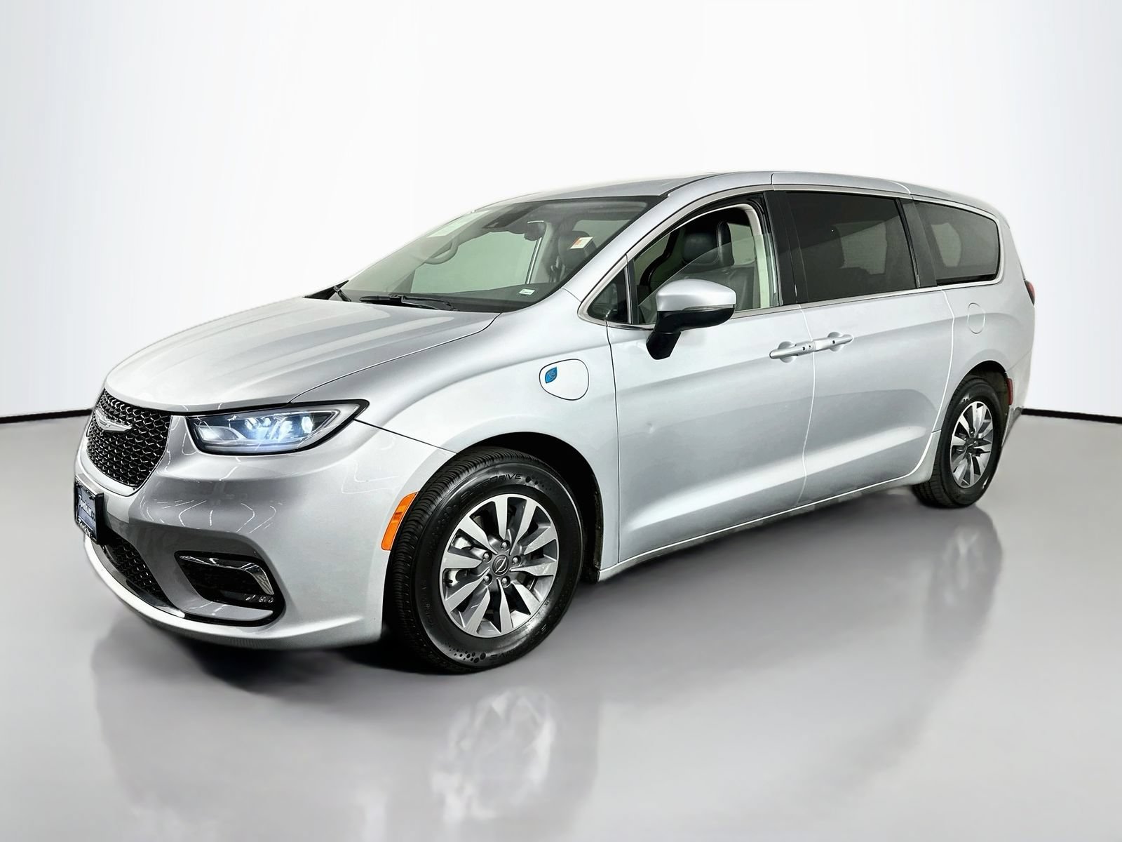 Used 2023 Chrysler Pacifica Touring-L FWD image 4