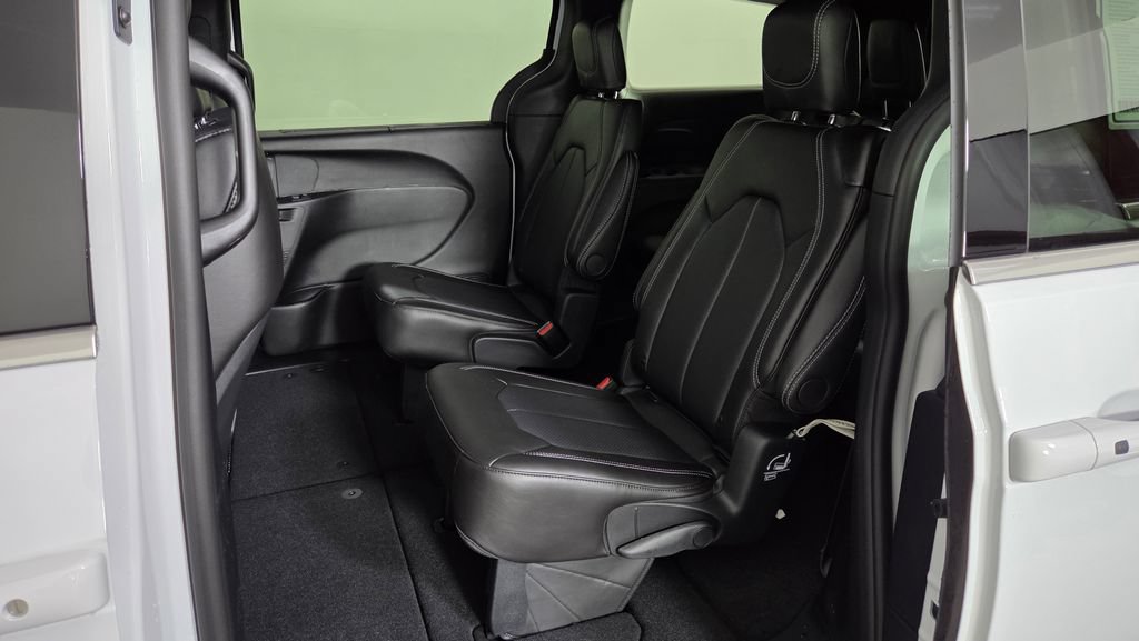 New 2027 Chrysler Pacifica Select AWD/4WD image 26
