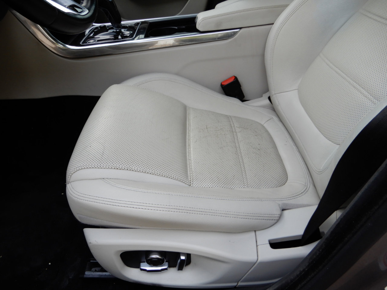 Used 2020 Jaguar XE S image 12