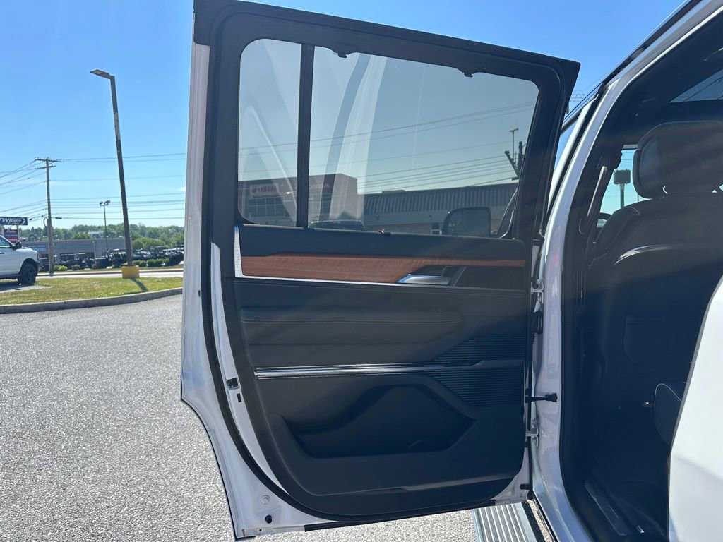 Used 2024 Jeep Grand Wagoneer Series III w/ HD Trailer Tow Package AWD/4WD image 8