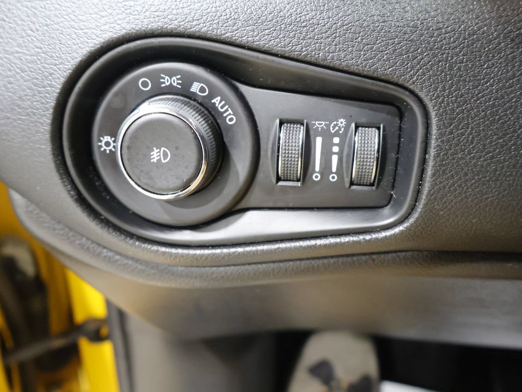 Certified 2018 Jeep Renegade Altitude w/ Safety & Security Group AWD/4WD image 33