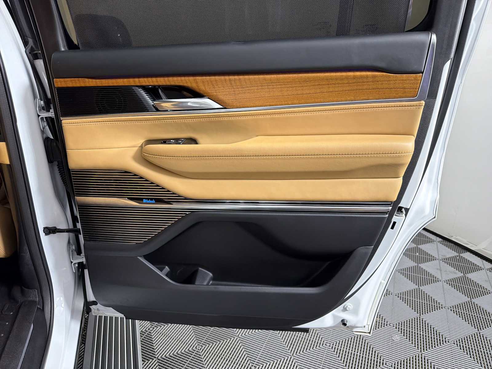 Used 2022 Jeep Grand Wagoneer Series III w/ Rear Seat Video Group 1 image 15