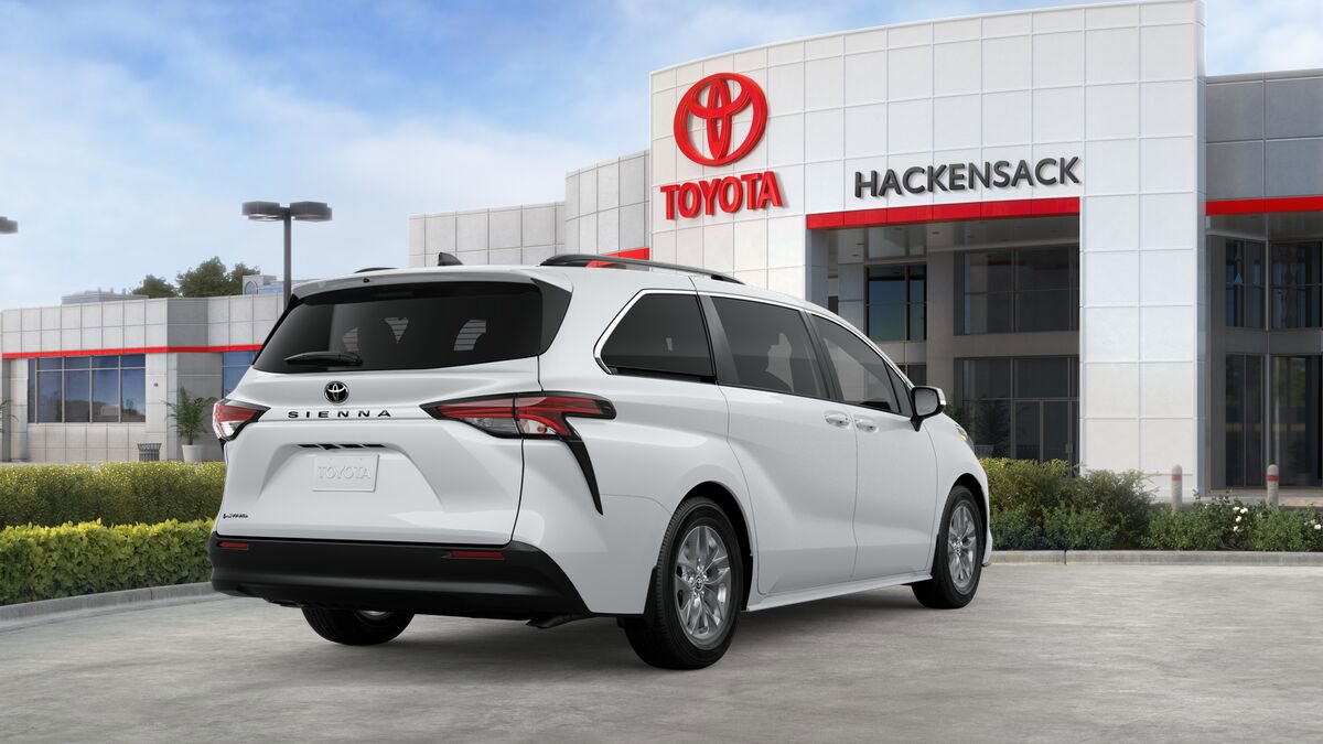 Used 2026 Toyota Sienna LE image 9