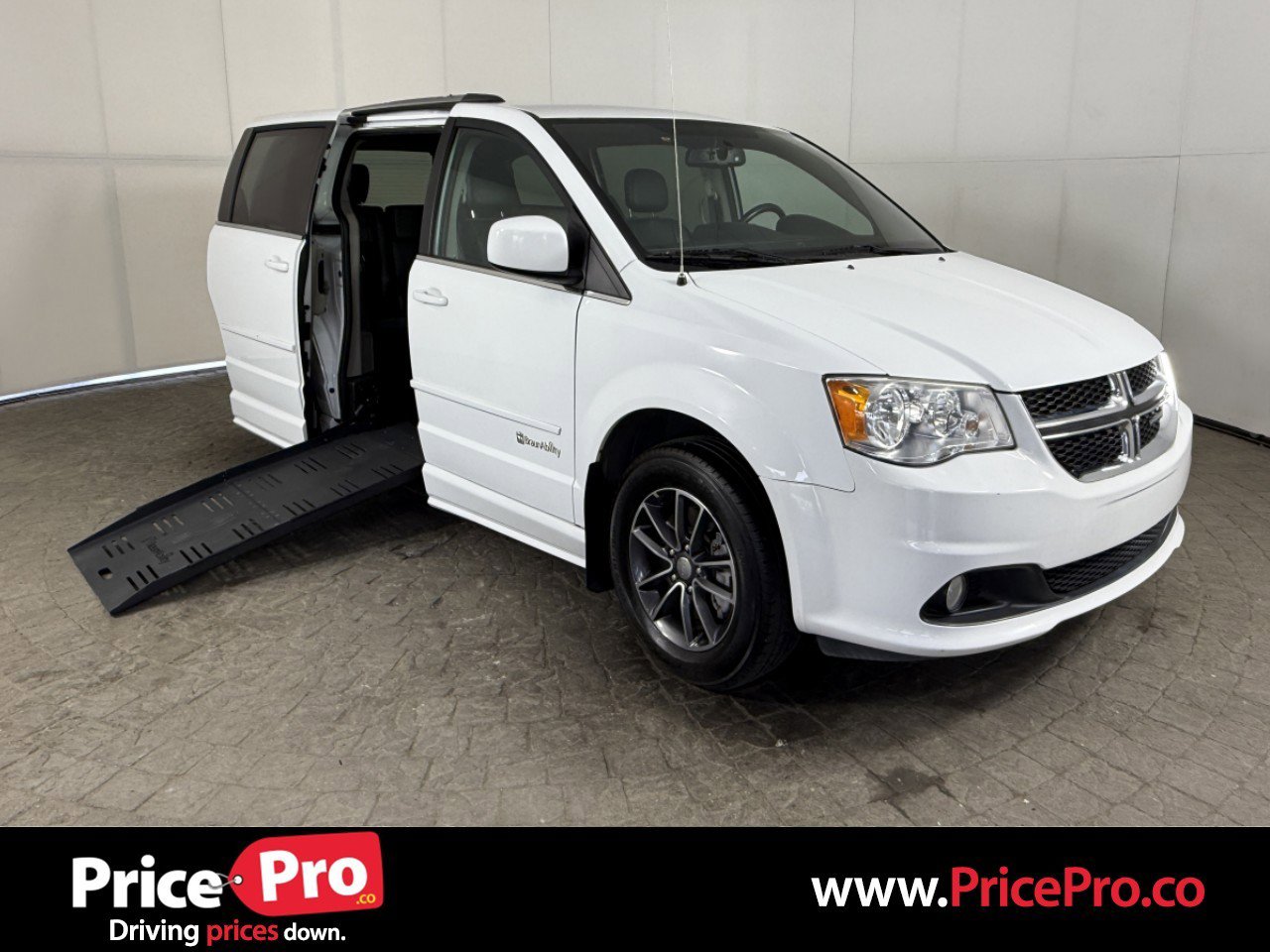 Used 2017 Dodge Grand Caravan SXT image 1