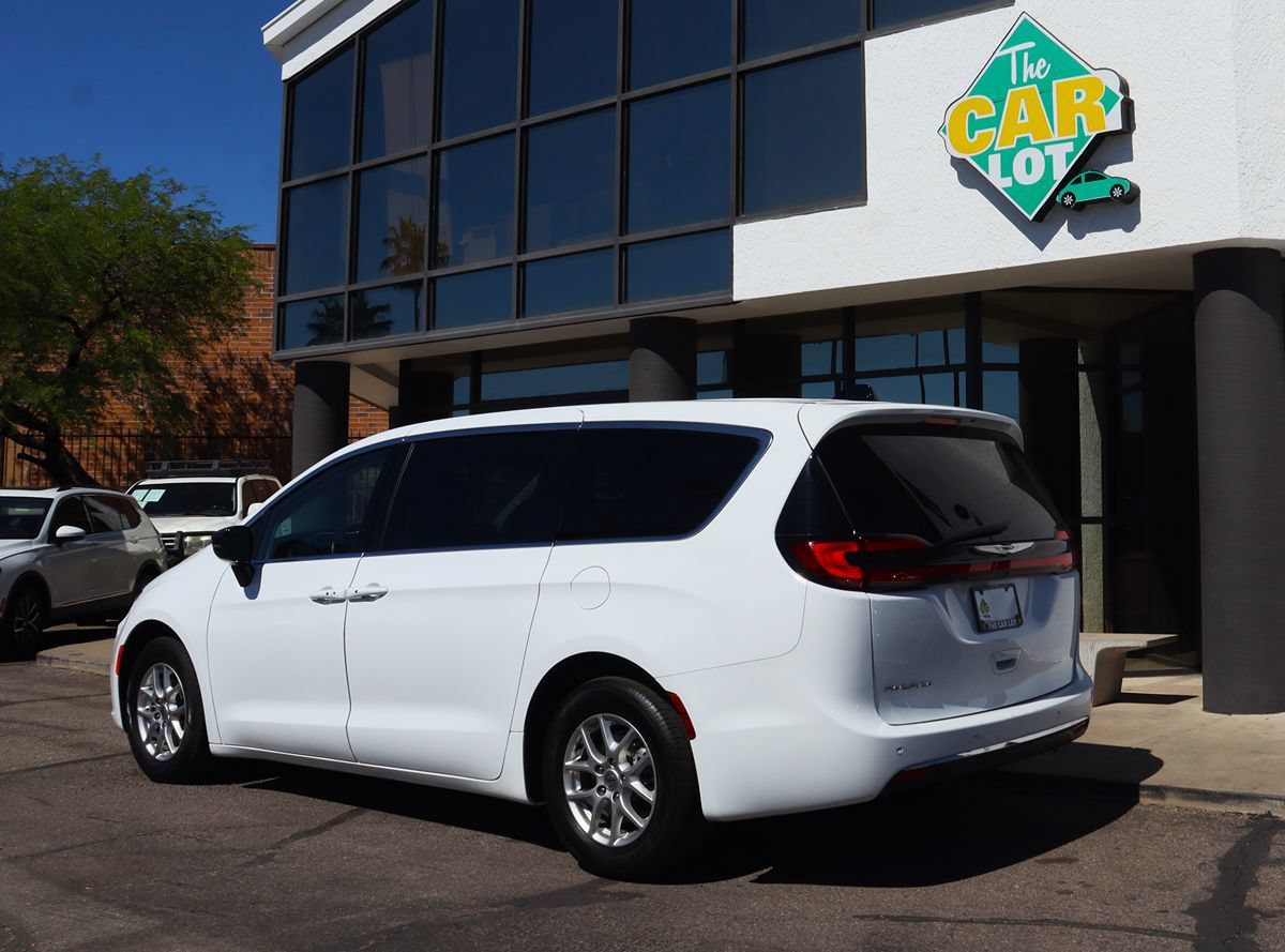 Used 2024 Chrysler Pacifica Touring-L FWD image 9