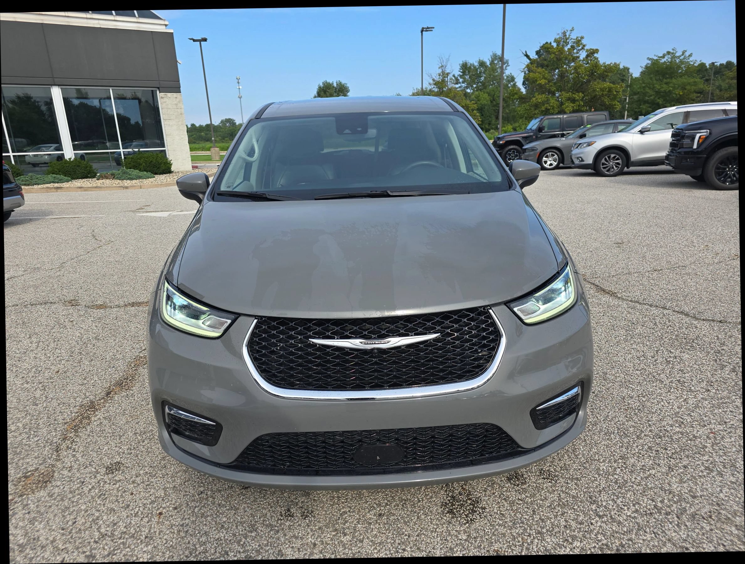 Used 2023 Chrysler Pacifica Touring-L FWD image 7
