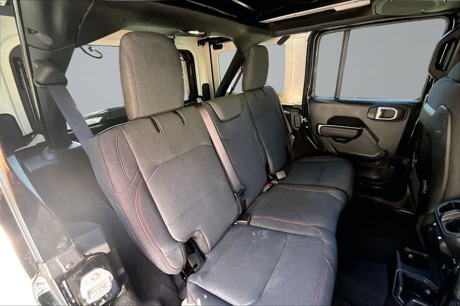 Used 2025 Jeep Wrangler Unlimited Rubicon w/ Convenience Group AWD/4WD image 28