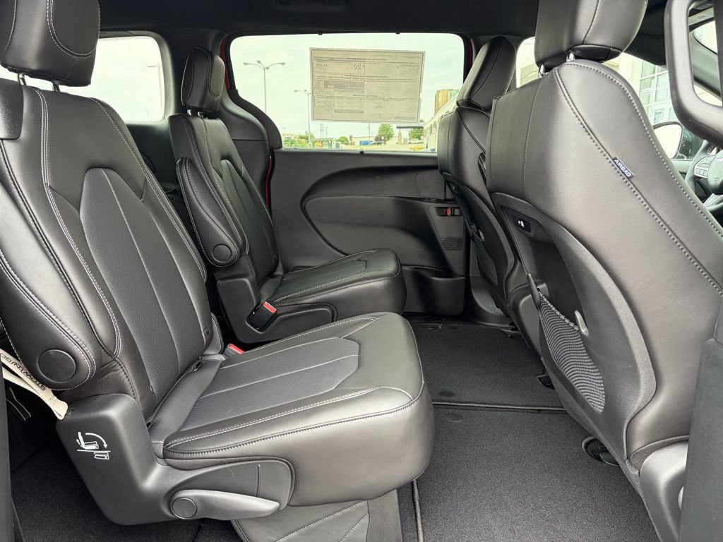 New 2026 Chrysler Pacifica Select AWD/4WD image 17