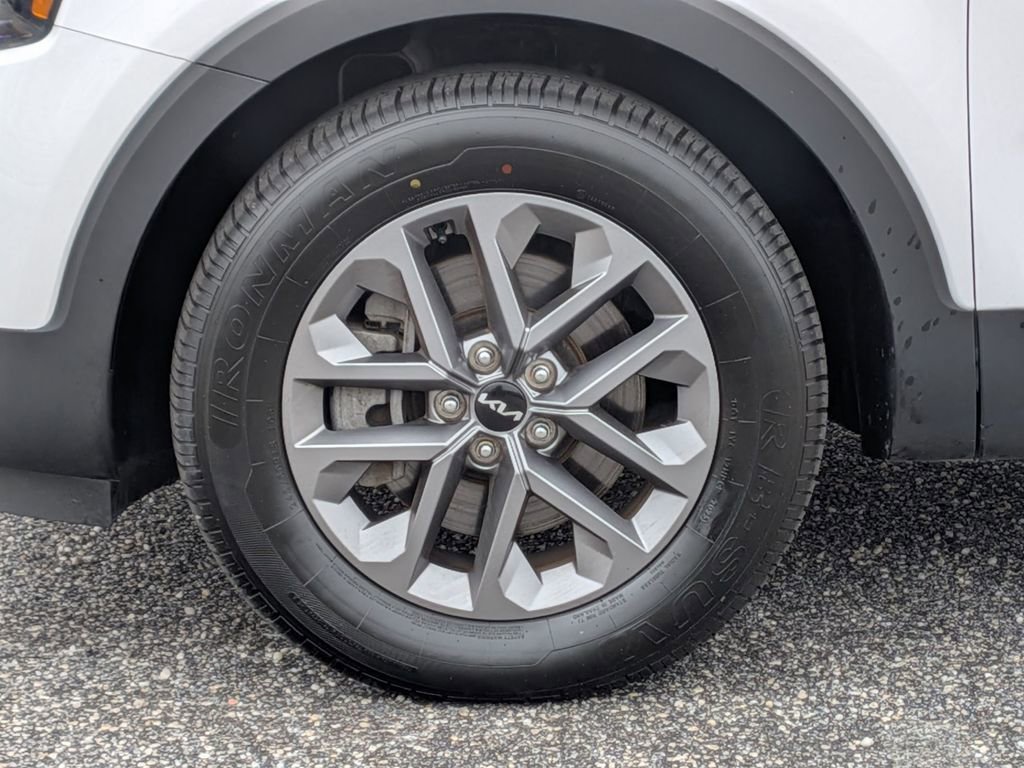 Used 2023 Kia Telluride LX image 12