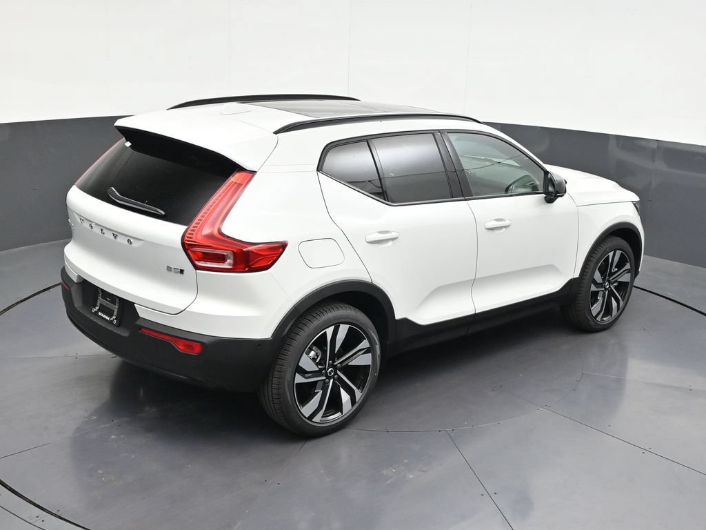 New 2026 Volvo XC40 B5 Plus w/ Climate Package AWD/4WD image 13