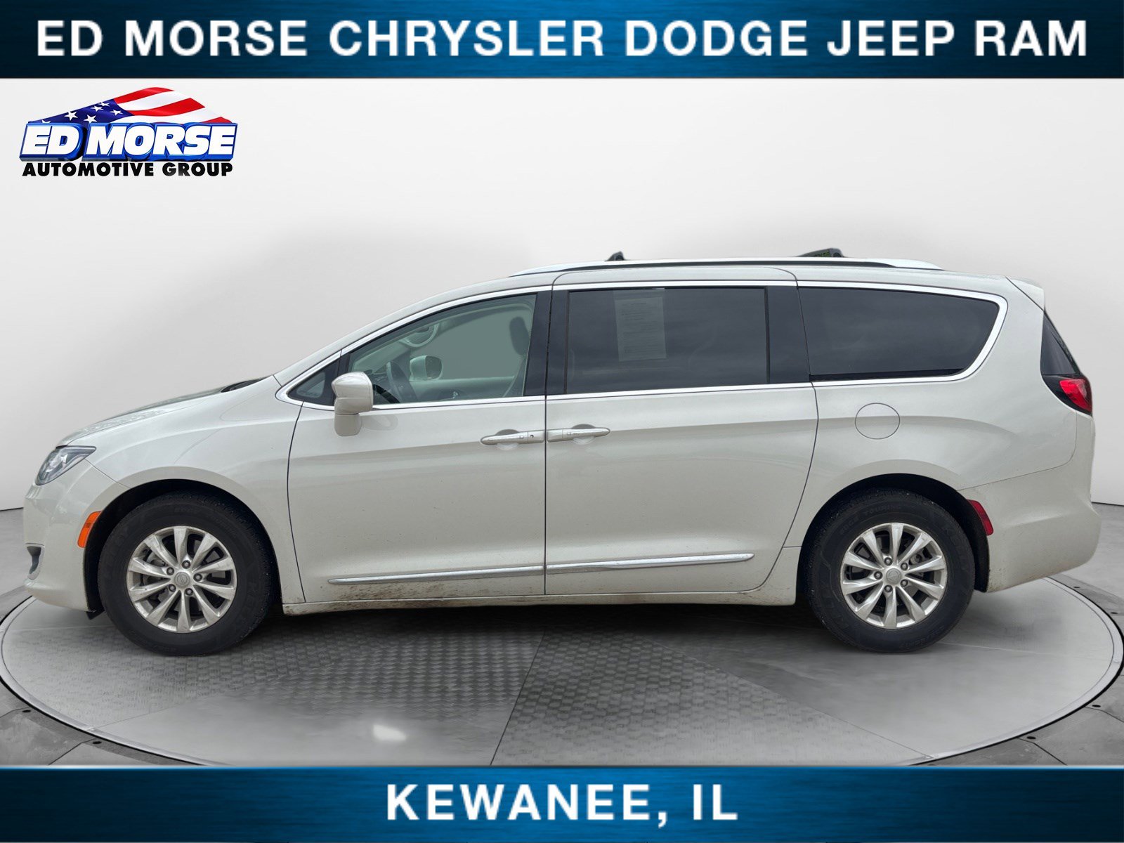 Used 2019 Chrysler Pacifica Touring-L FWD image 2