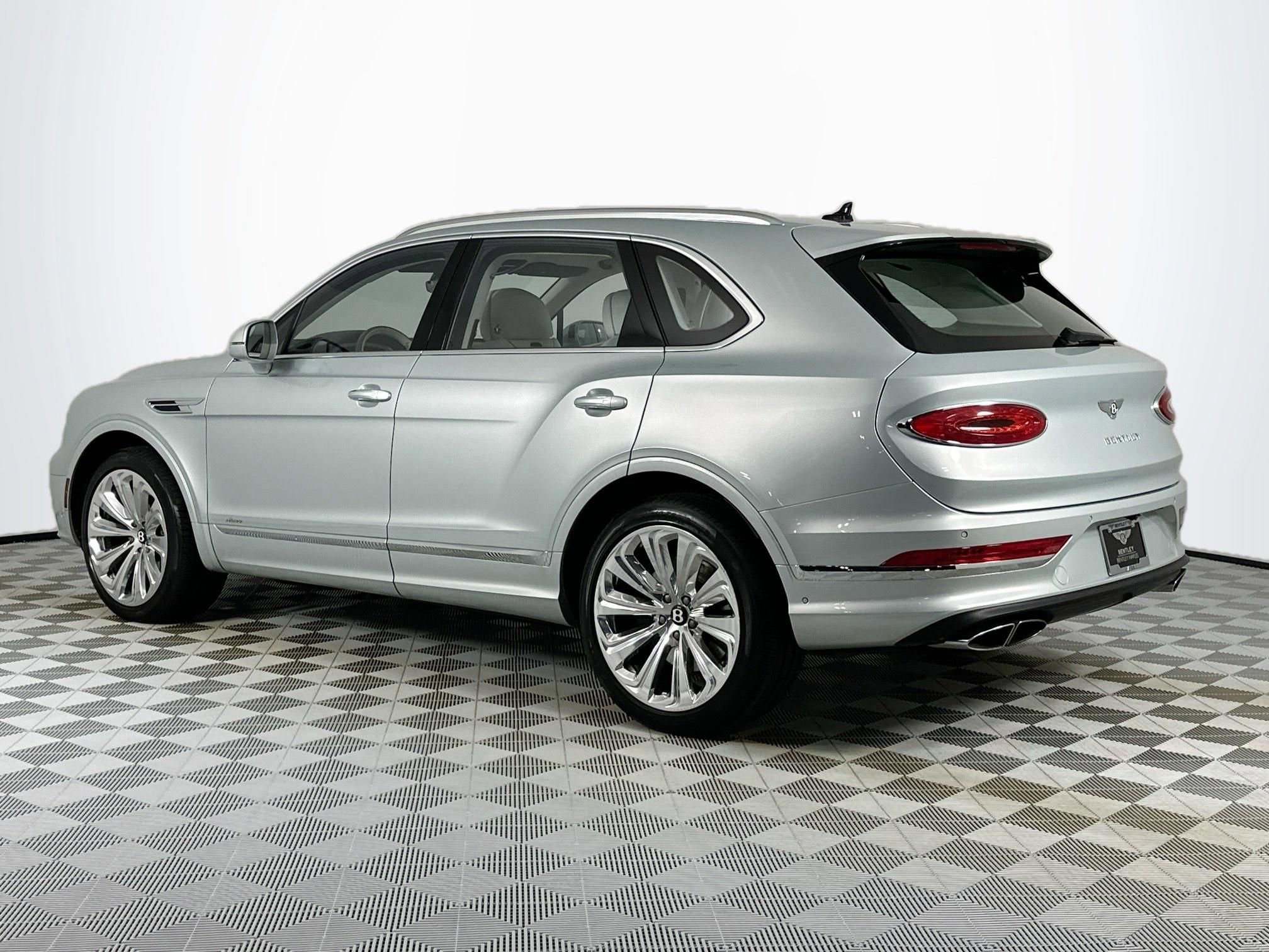 Used 2024 Bentley Bentayga AWD/4WD image 3