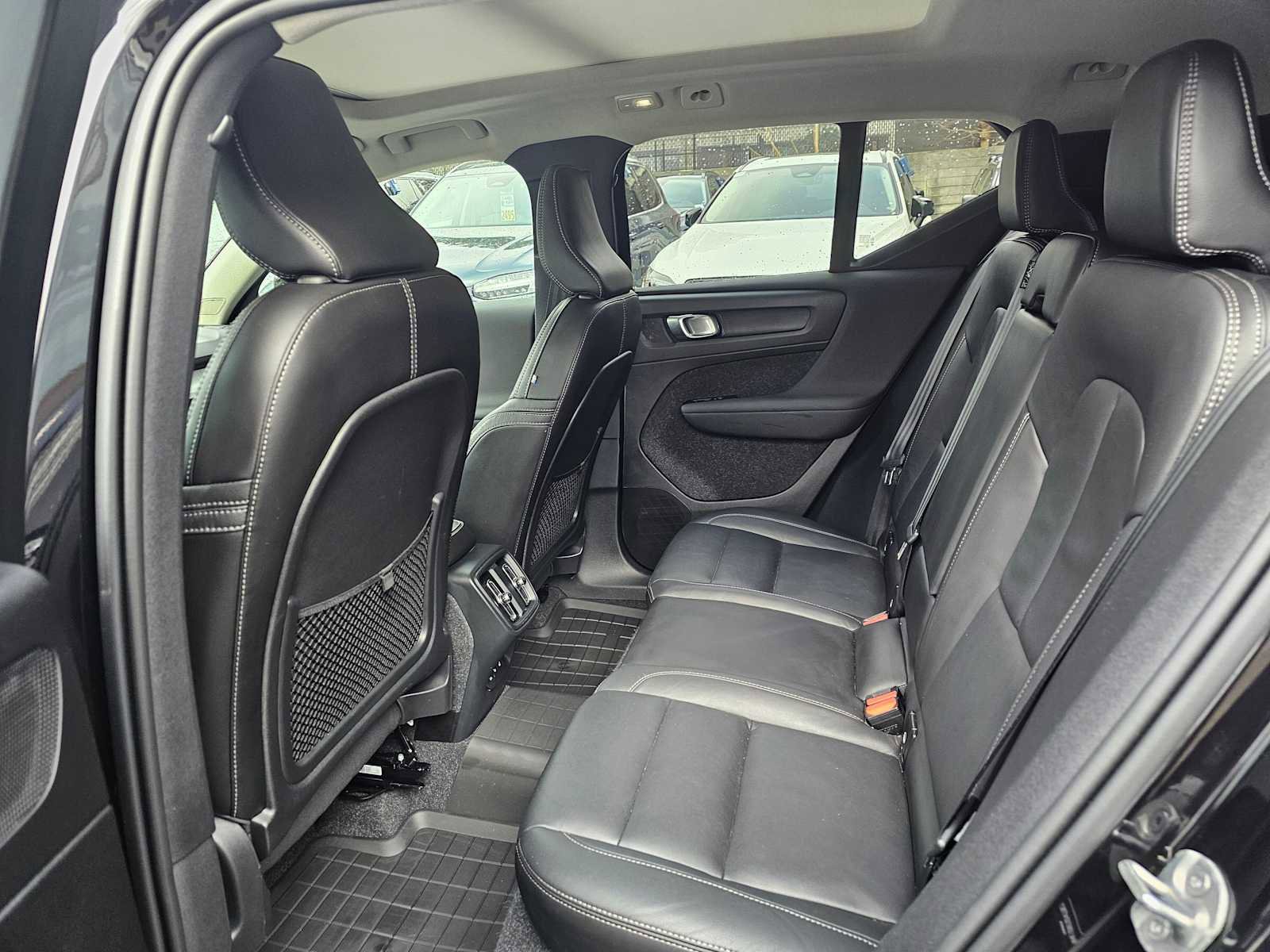 Certified 2025 Volvo XC40 B5 Plus w/ Protection Package Premier image 18