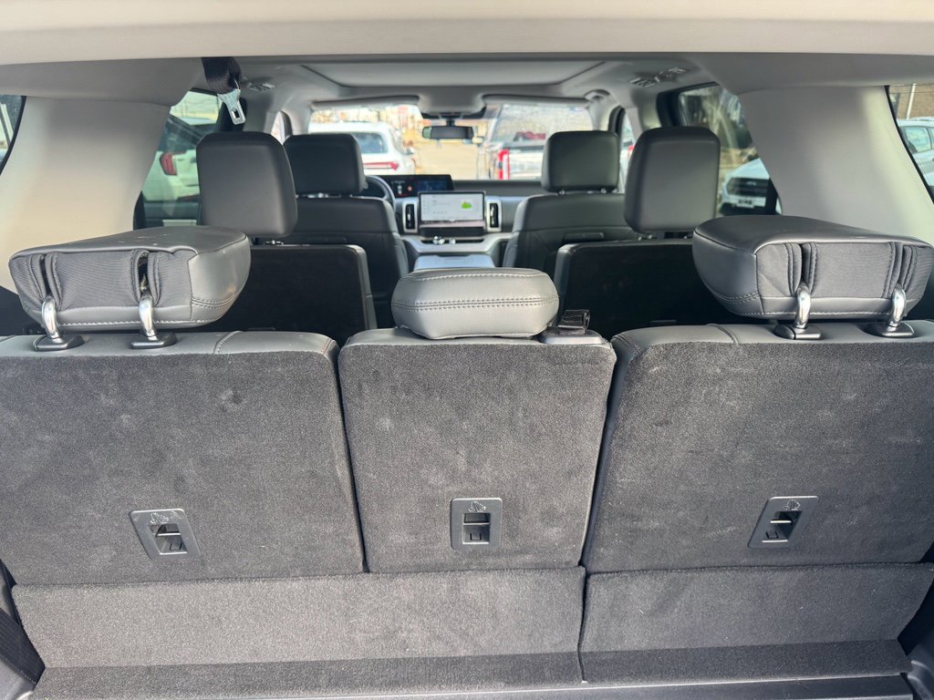 Used 2025 Ford Expedition Active image 17