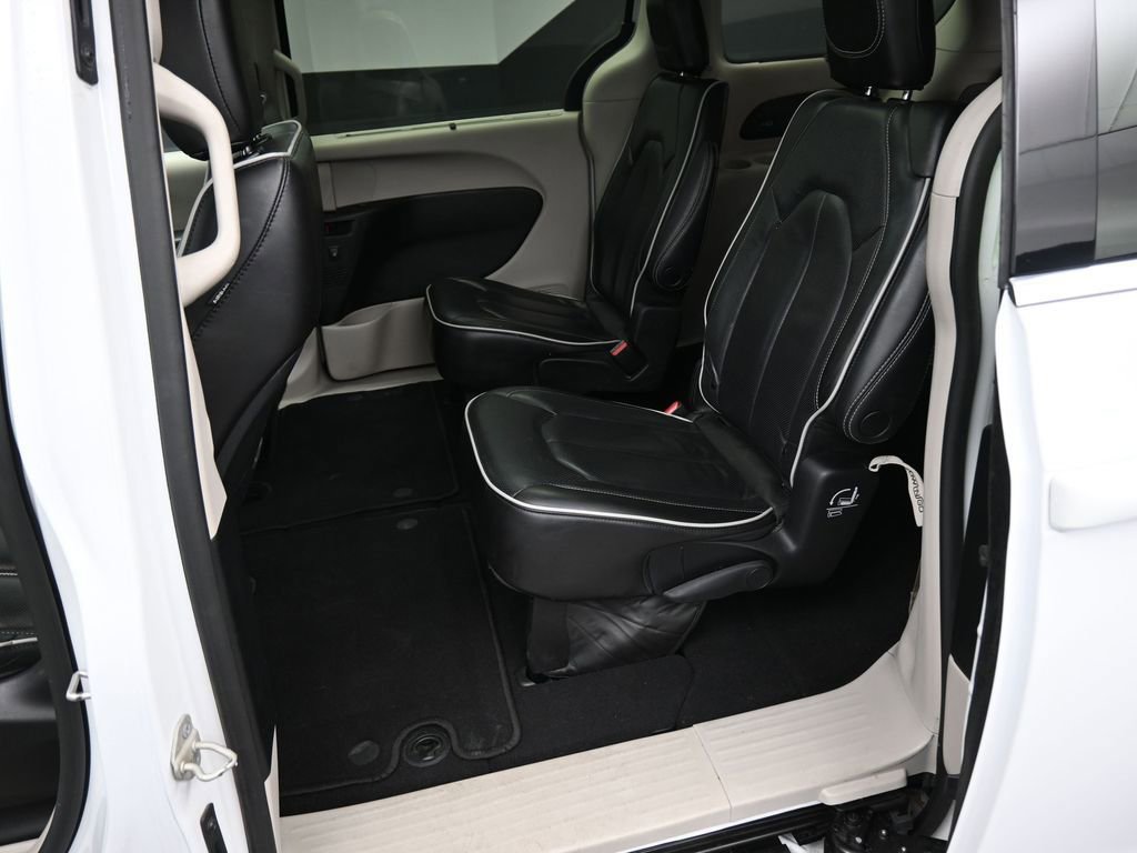 Used 2023 Chrysler Pacifica Limited FWD image 17