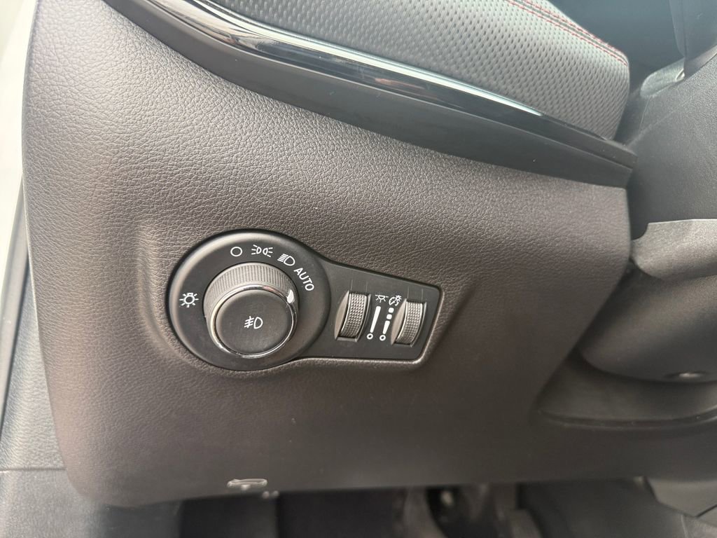 Used 2025 Jeep Compass Trailhawk w/ Trailer Tow Group image 25