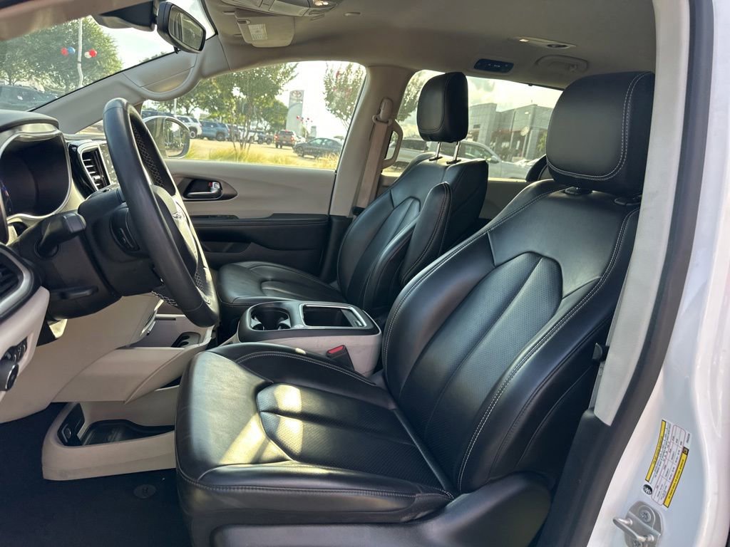Used 2023 Chrysler Pacifica Touring-L FWD image 12