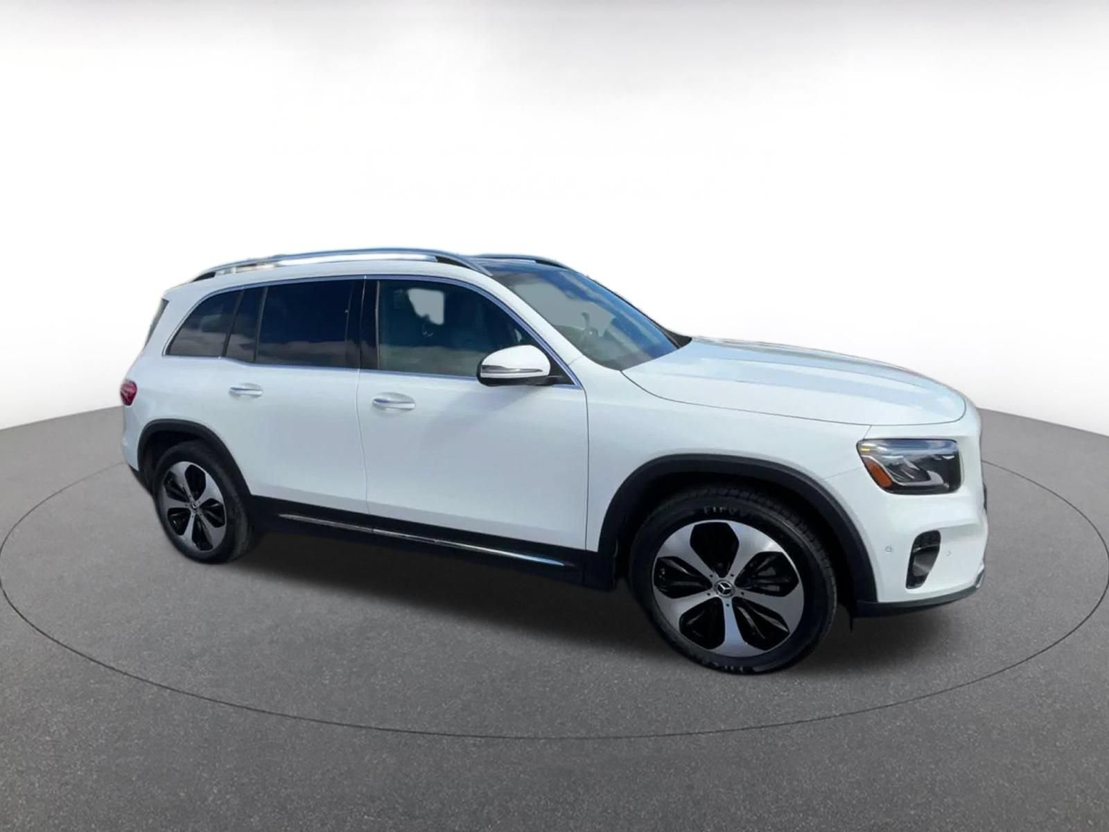 Used 2025 Mercedes-Benz GLB 250 4MATIC image 2