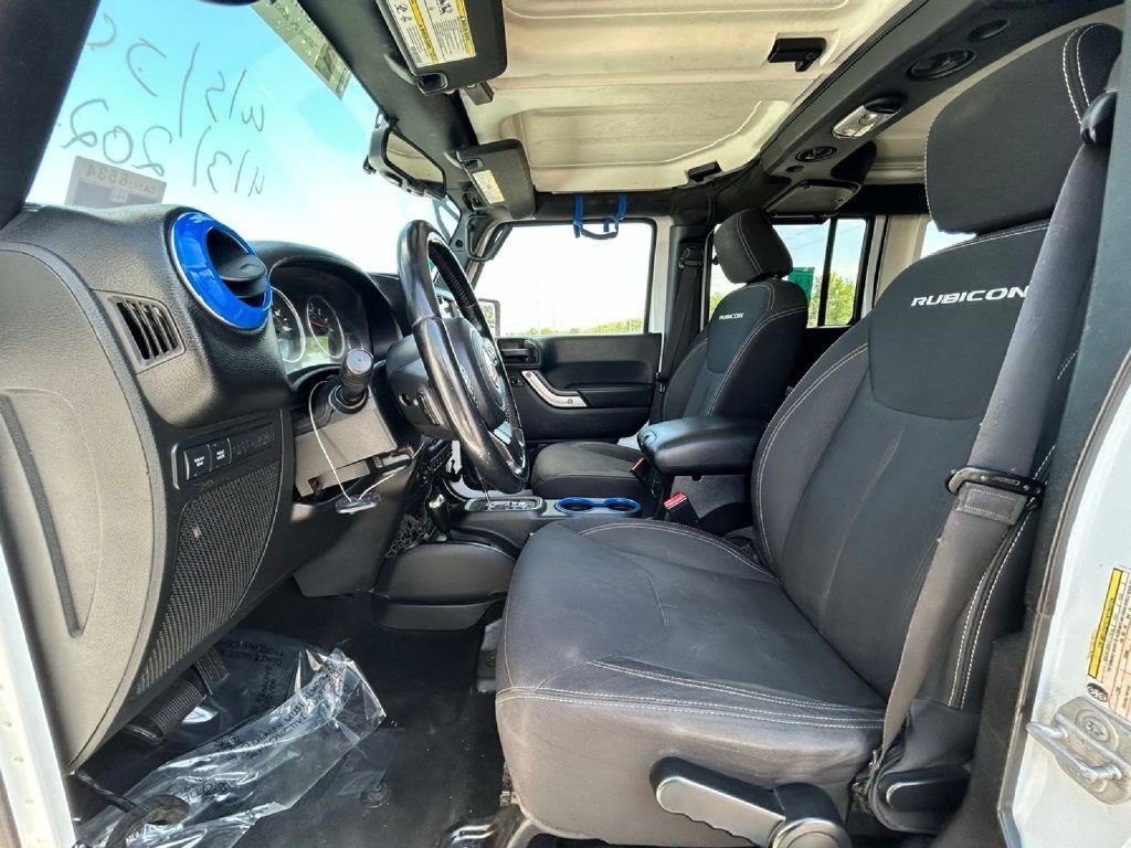 Used 2015 Jeep Wrangler Unlimited Rubicon w/ Connectivity Group AWD/4WD image 14