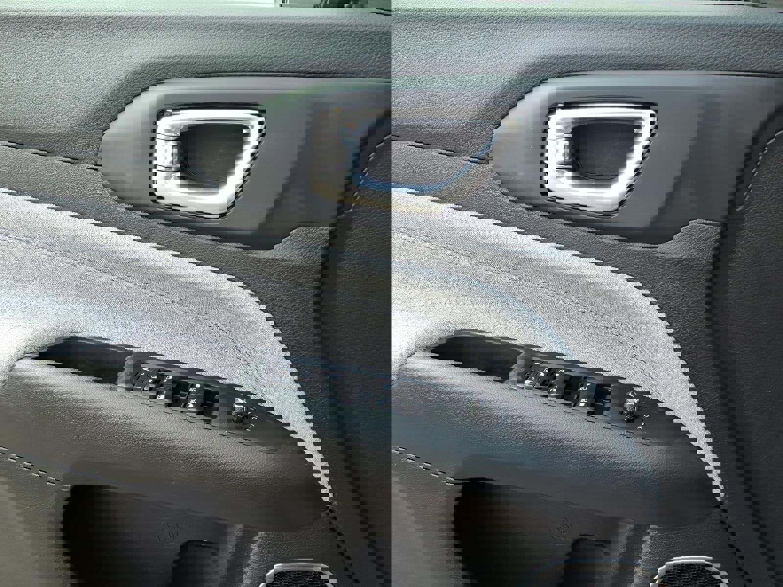 Used 2025 Jeep Compass Sport image 17