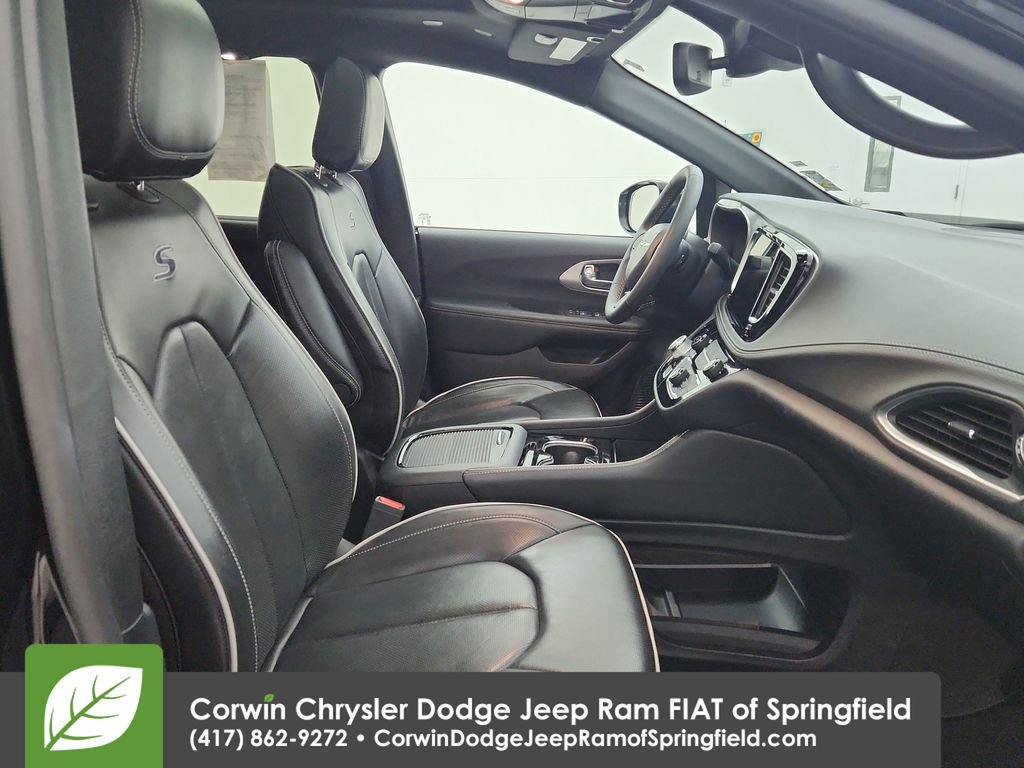Certified 2025 Chrysler Pacifica Limited image 35