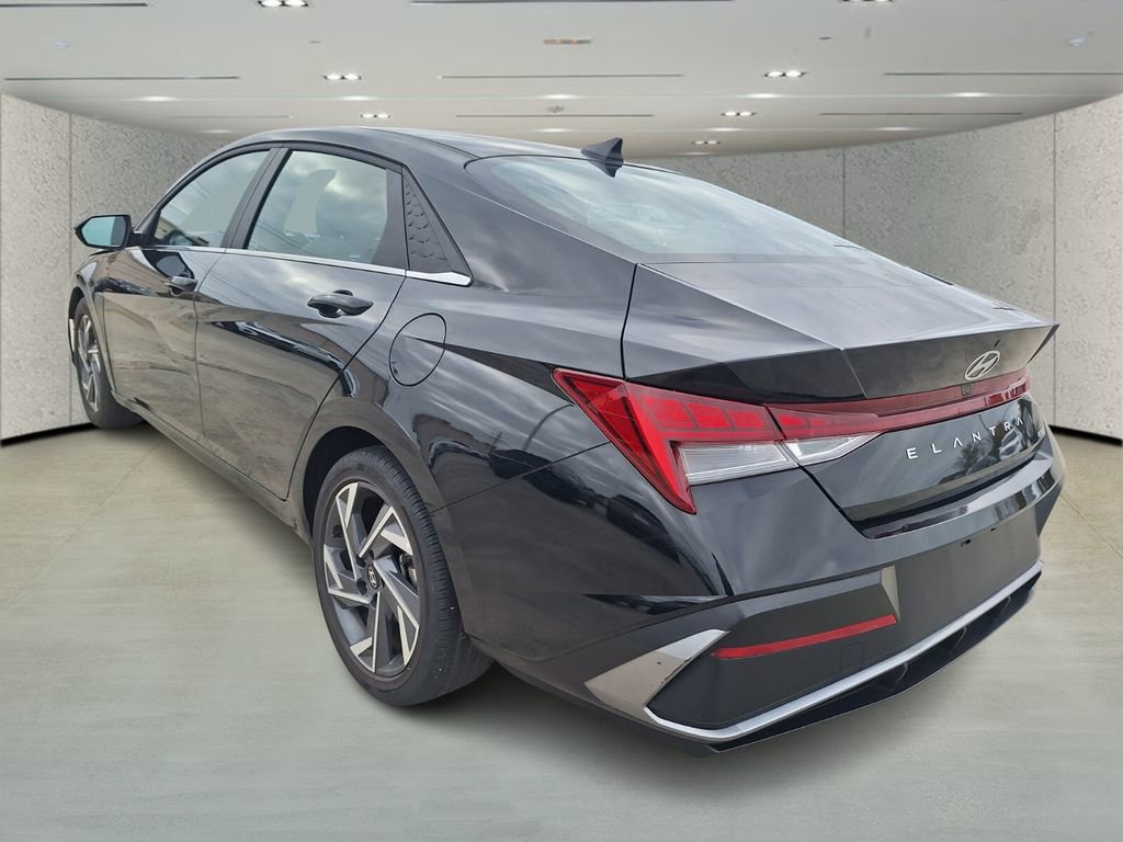 Used 2025 Hyundai Elantra Limited image 3