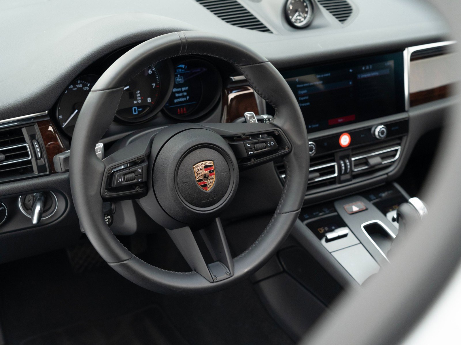 Certified 2025 Porsche Macan AWD/4WD image 19