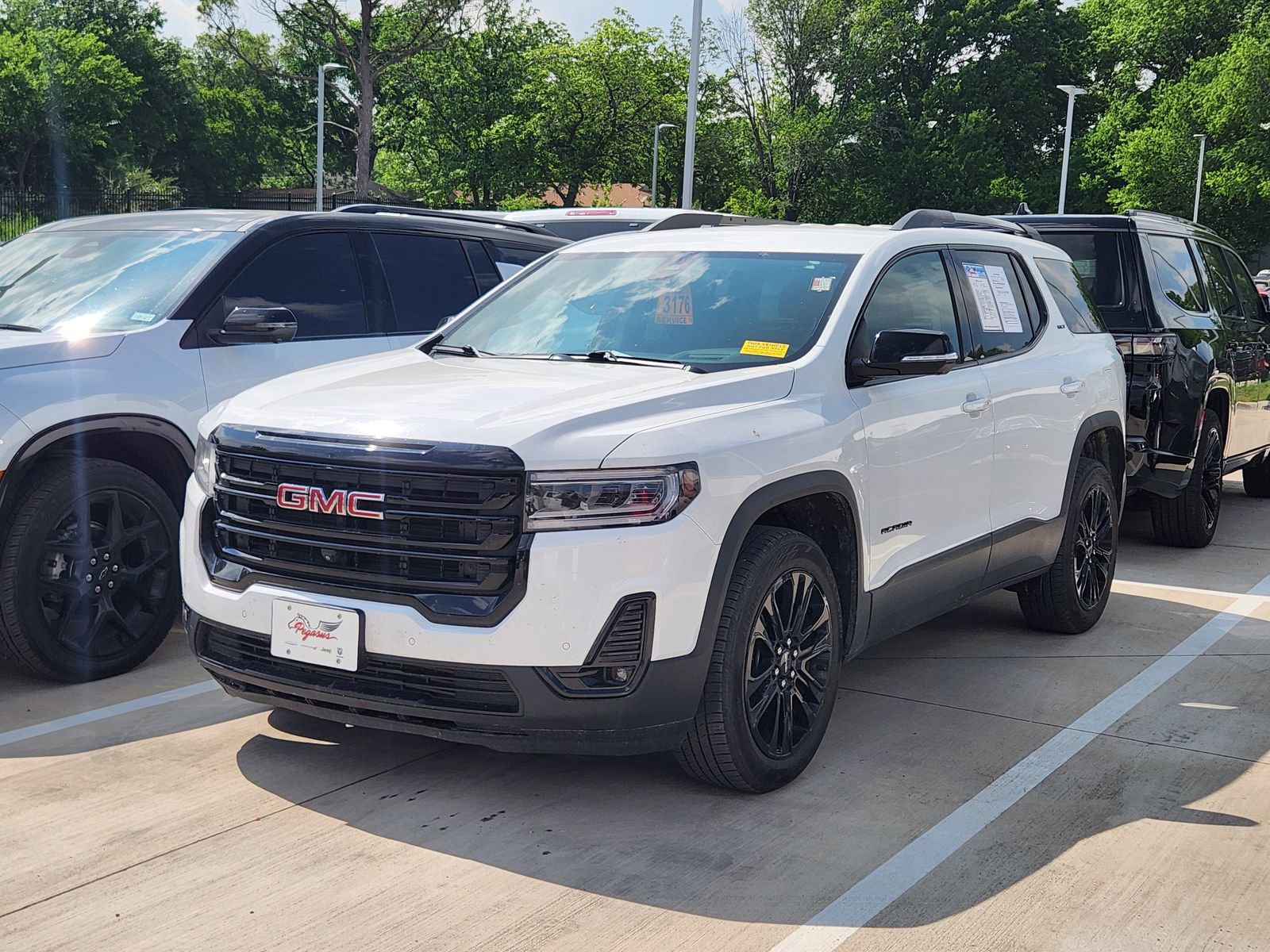 Used 2022 GMC Acadia SLT w/ Elevation Edition FWD image 2