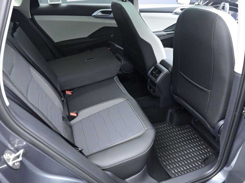 New 2025 Volkswagen Taos SE image 28