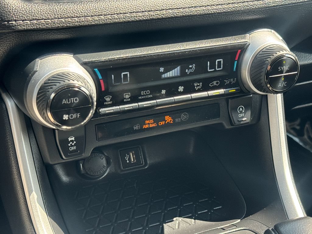 Used 2025 Toyota RAV4 XLE AWD/4WD image 25