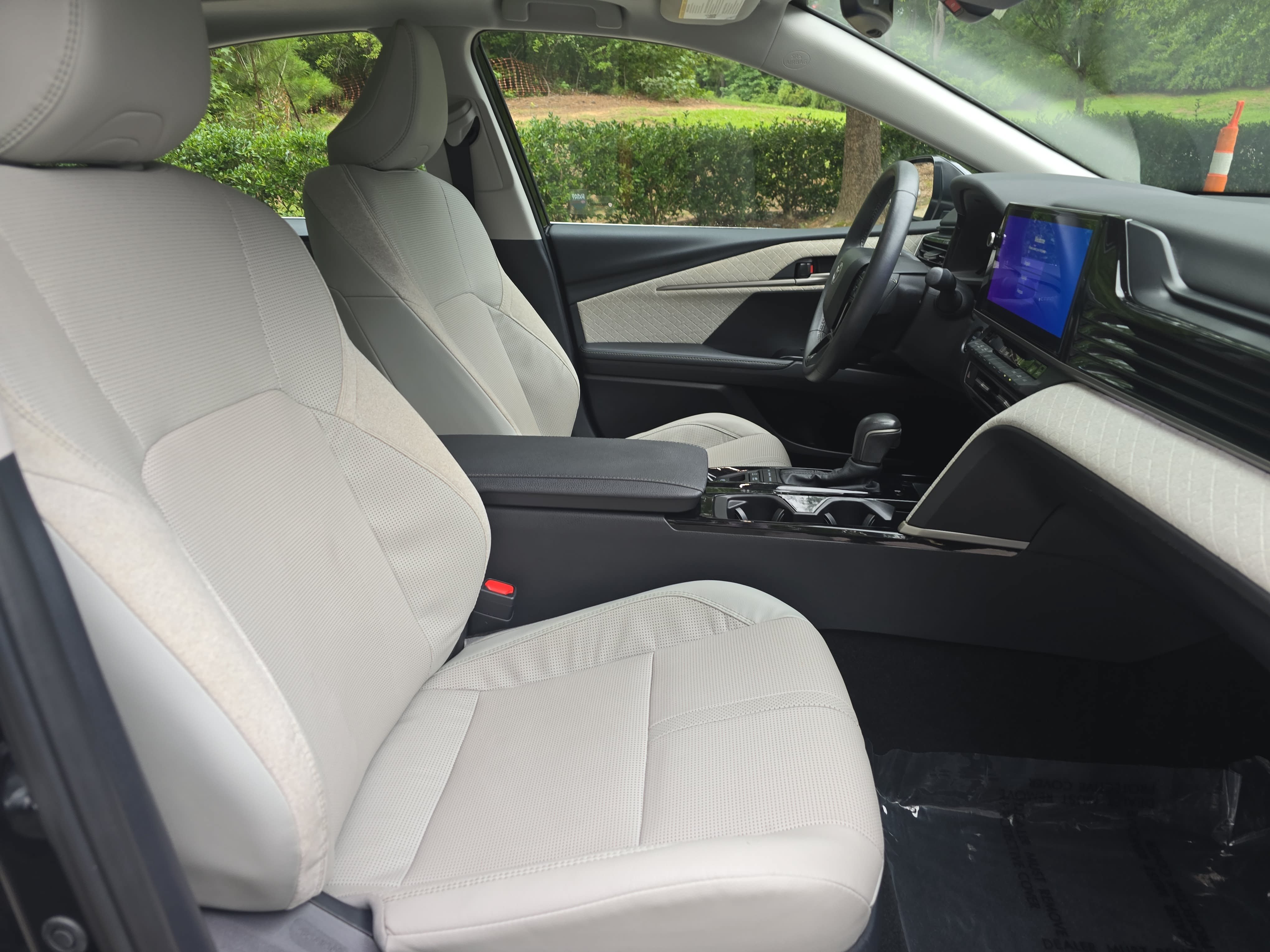 Used 2025 Toyota Camry XLE FWD image 10