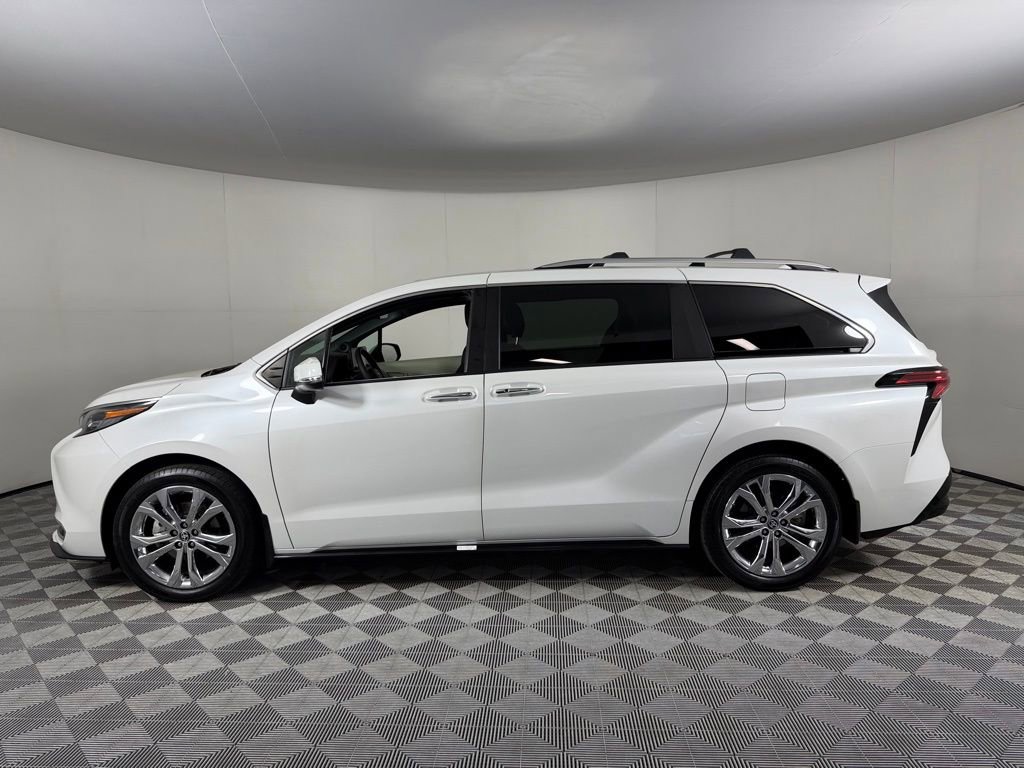 Used 2024 Toyota Sienna Platinum FWD image 10