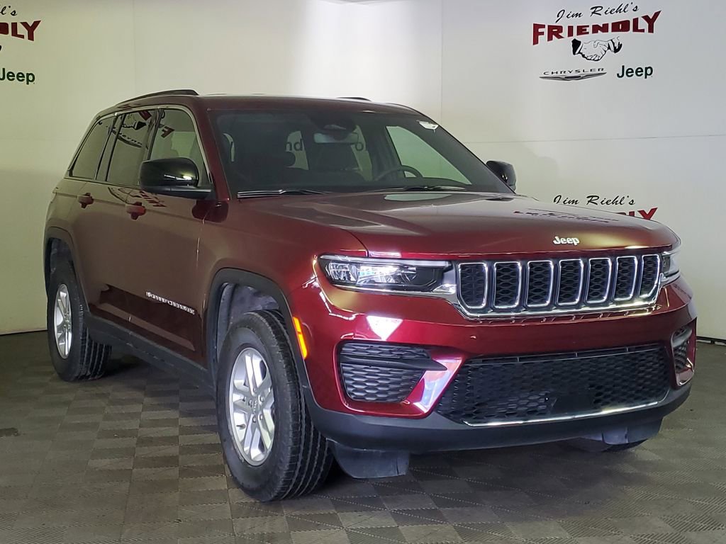 Used 2024 Jeep Grand Cherokee Laredo image 2