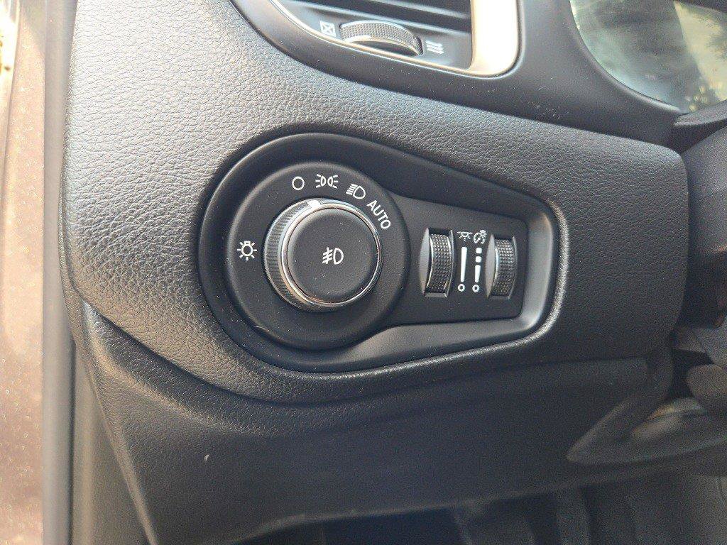 Used 2017 Jeep Renegade Limited AWD/4WD image 21