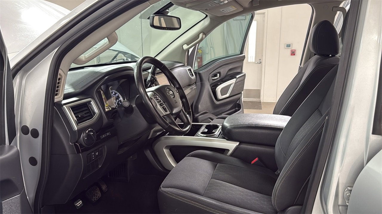 Used 2018 Nissan Titan SV w/ SV Convenience Package image 12
