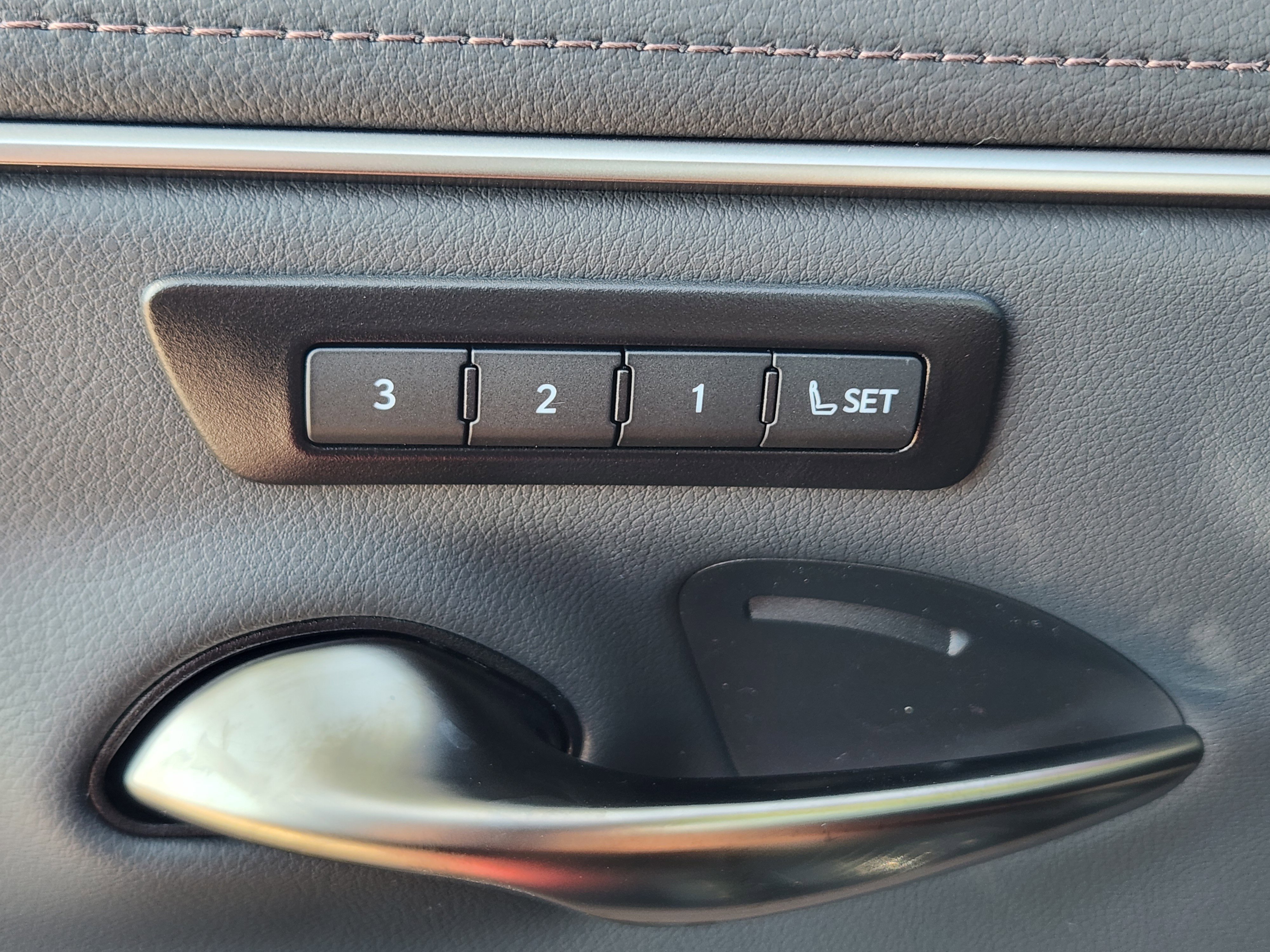 New 2025 Lexus ES 300h w/ Premium Package image 17