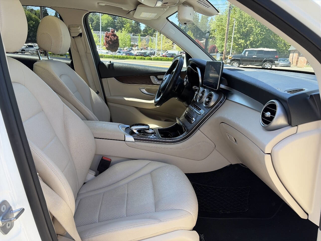 Used 2019 Mercedes-Benz GLC 300 4MATIC image 20