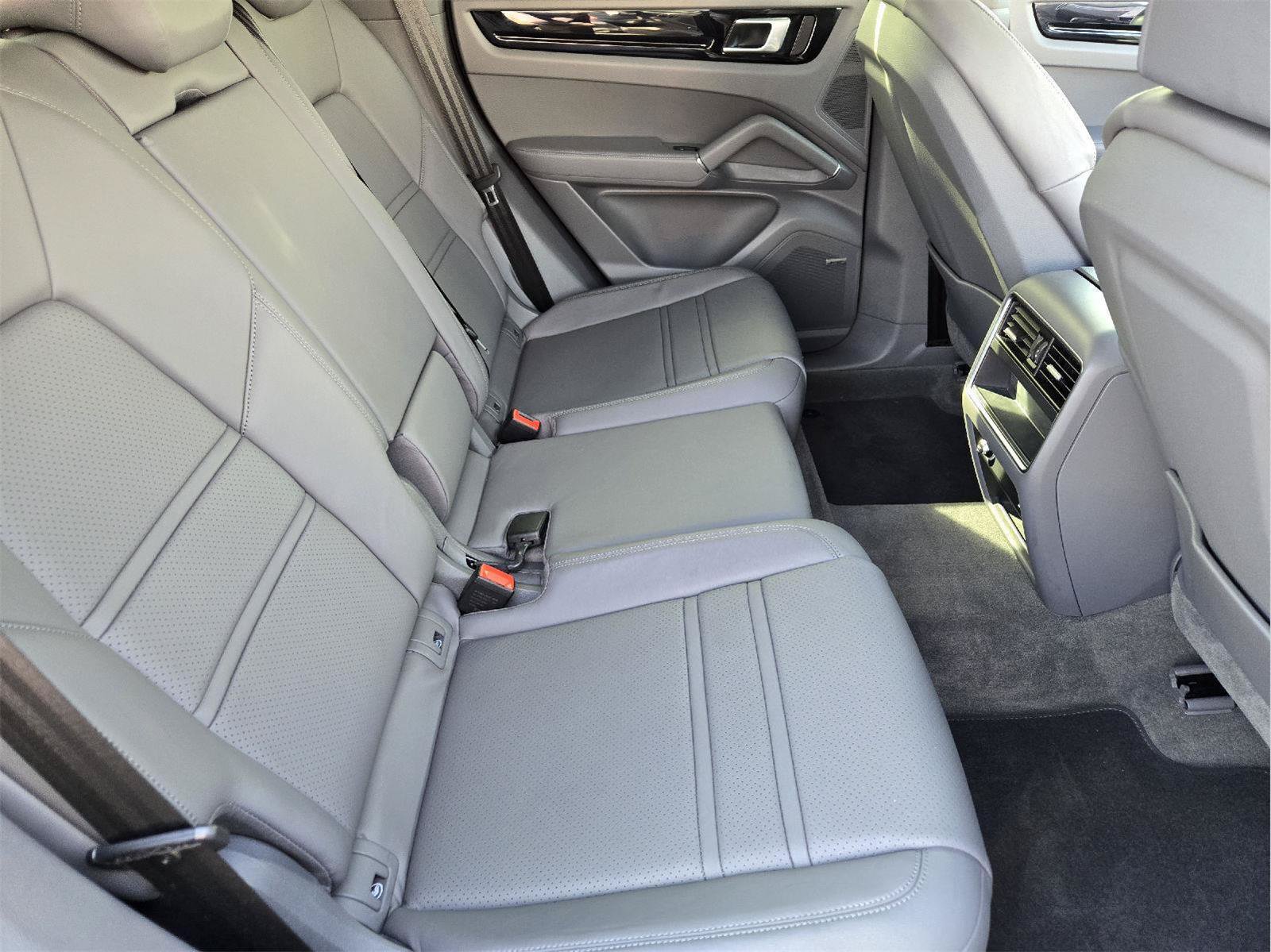 Used 2022 Porsche Cayenne Platinum Edition AWD/4WD image 28