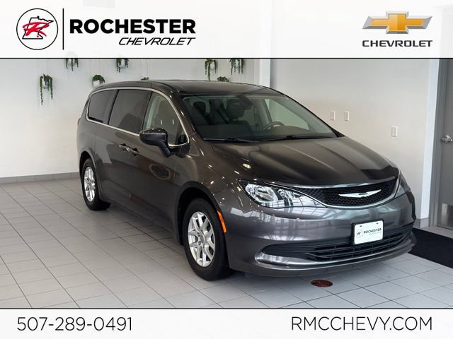 Used 2017 Chrysler Pacifica Touring FWD image 1