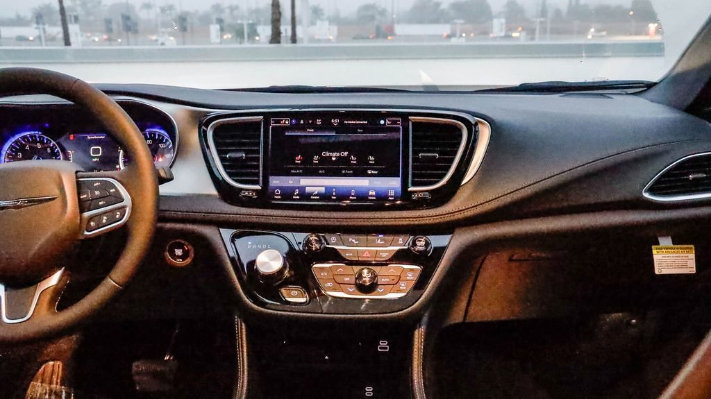 New 2026 Chrysler Pacifica Pinnacle w/ Trailer Tow Group image 16